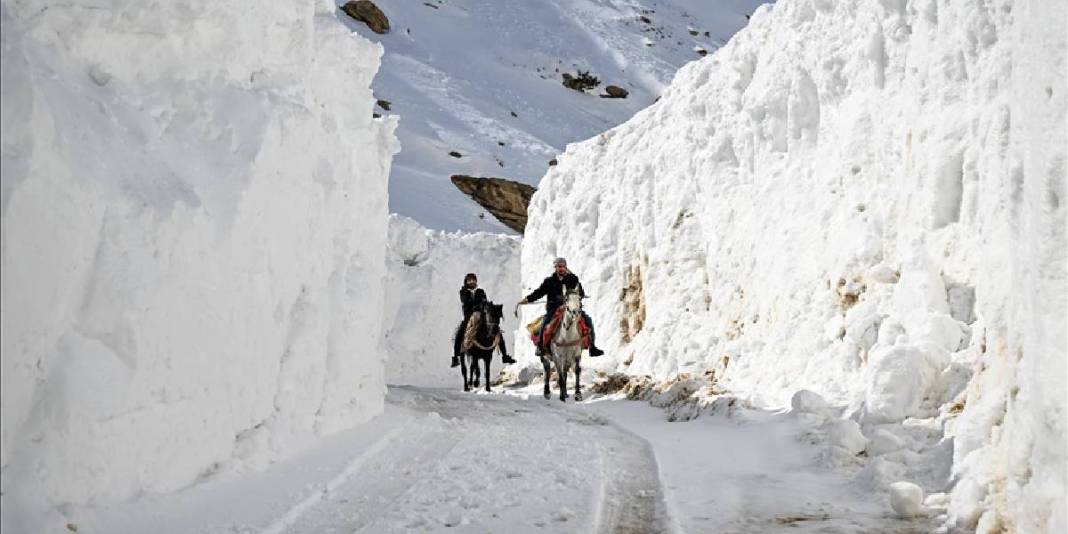 Zorlu kışın etkisi bitmiyor: ‘Kar koridoru’nu aşarak ulaşım sağlıyorlar! 5